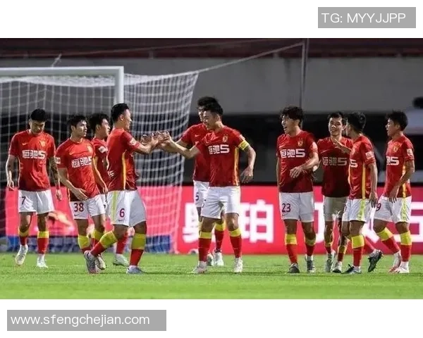 中国与卡塔尔足球赛激战正酣两国球迷共同见证精彩瞬间